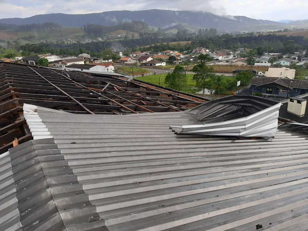 Igreja Matriz de Rio do Campo precisa de ajuda após cobertura ser arrancada por tempestade