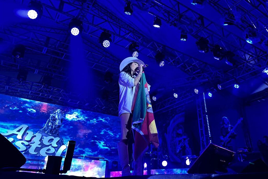 Chapéu, brilho e emoção: Ana Castela encanta público gaúcho no seu primeiro show em Santa Maria