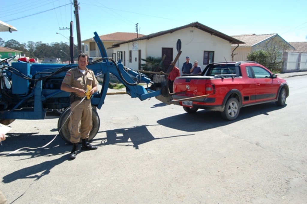 Trator bate em saveiro na Avenida do Trabalhador