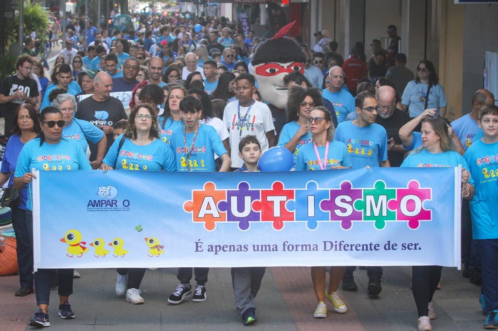 Foto: Jô Folha - Tradicional caminhada é realizada anualmente na Semana de Conscientização sobre o Autismo