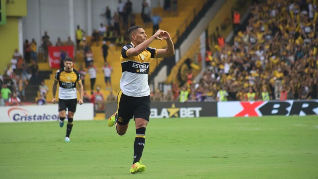 Meritão marcou o gol do Tigre com apenas dois minutos de jogo (Foto: Celso da Luz, Criciúma) - 