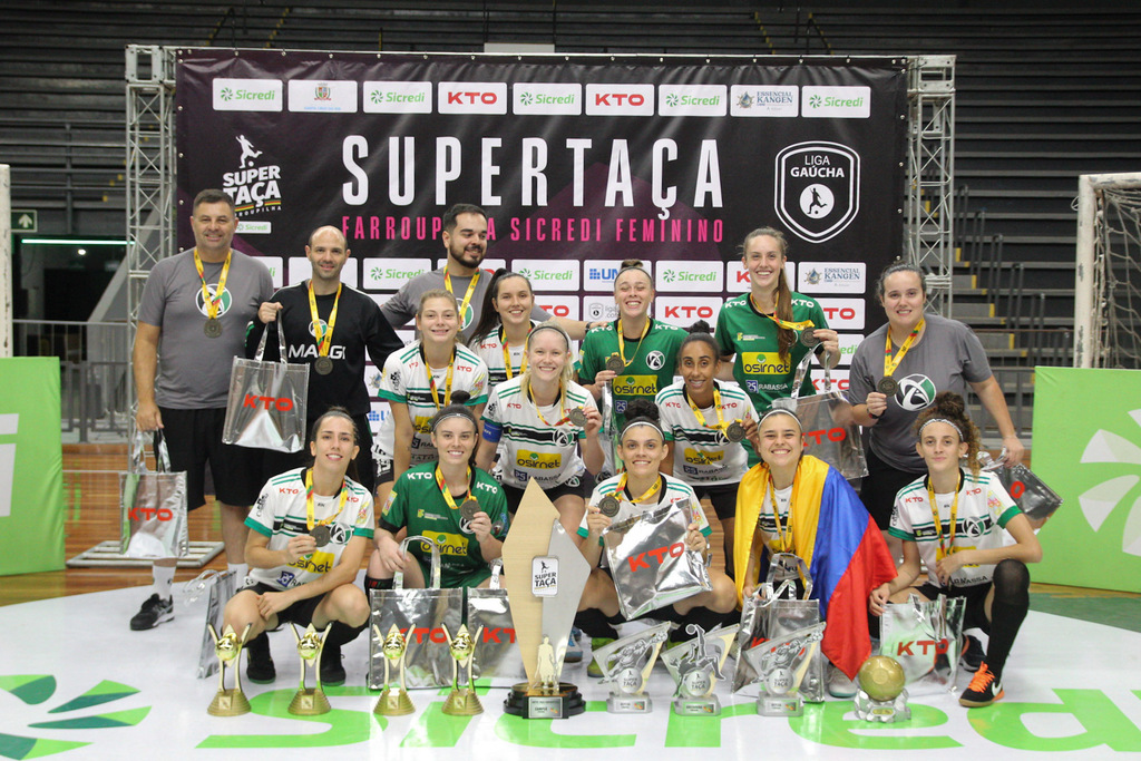Foto: Divulgação Malgi - Além de ficar com a taça pelo segundo ano seguido, jogadoras e o técnico Maurício Giusti conquistaram prêmios individuais