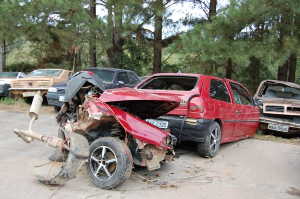 Carro colide contra árvore, parte ao meio, fica submerso e homem morre