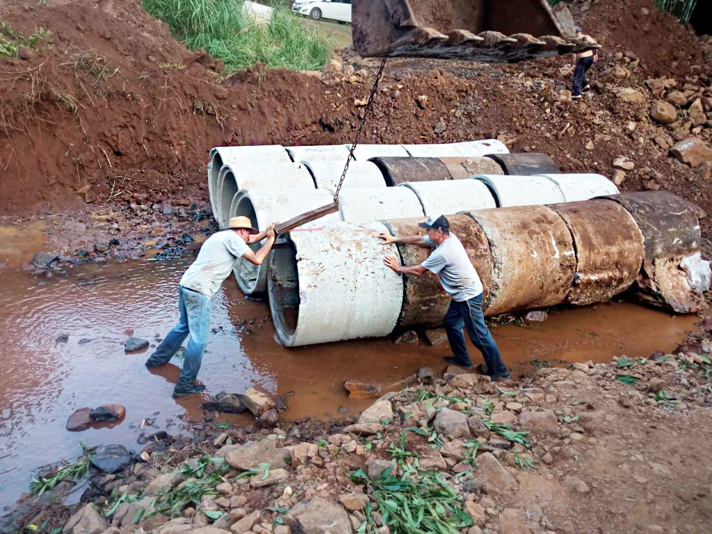  Prefeitura de Ouro implanta nova tubulação na estrada do ramal Caçadorzinho