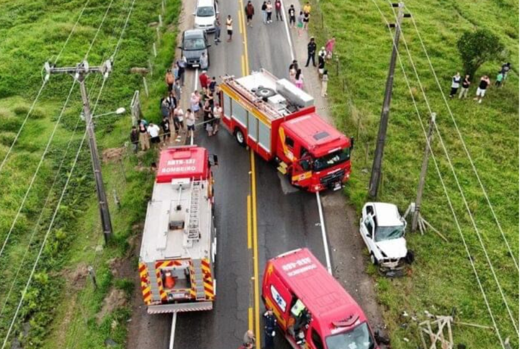 Três veículos se envolvem em acidente grave em Imaruí