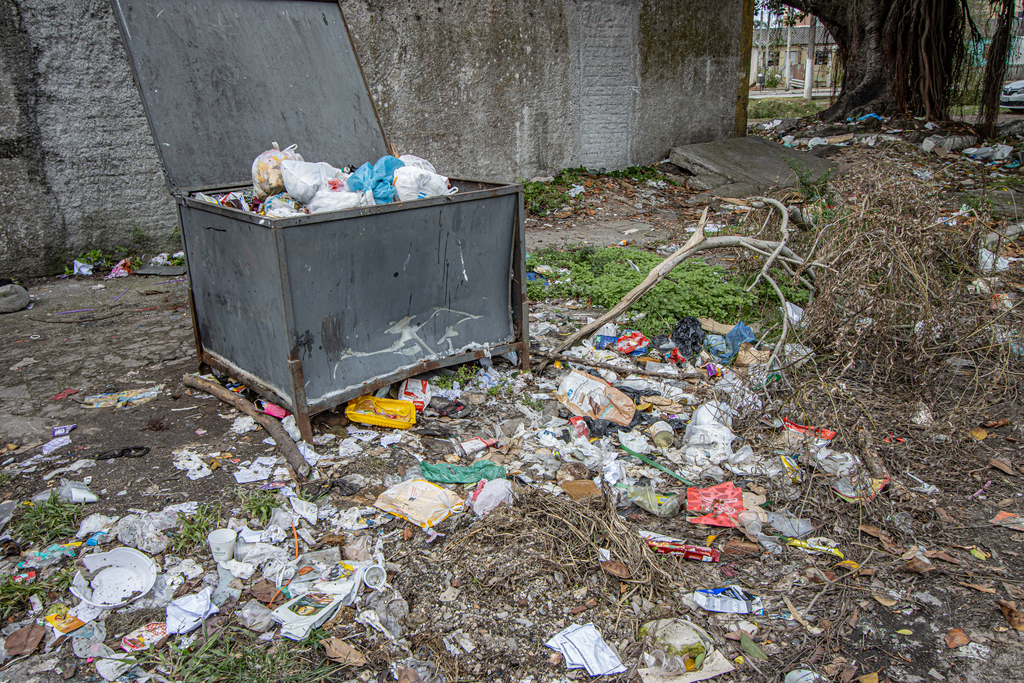 Foto: Volmer Perez - DP - Acúmulo de lixo é visto nas ruas da bairro