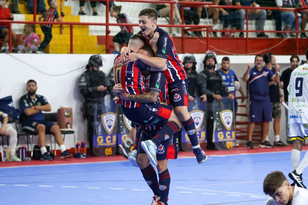 Uruguaianense se impõe diante do Giruá Futsal e aplica 7x4