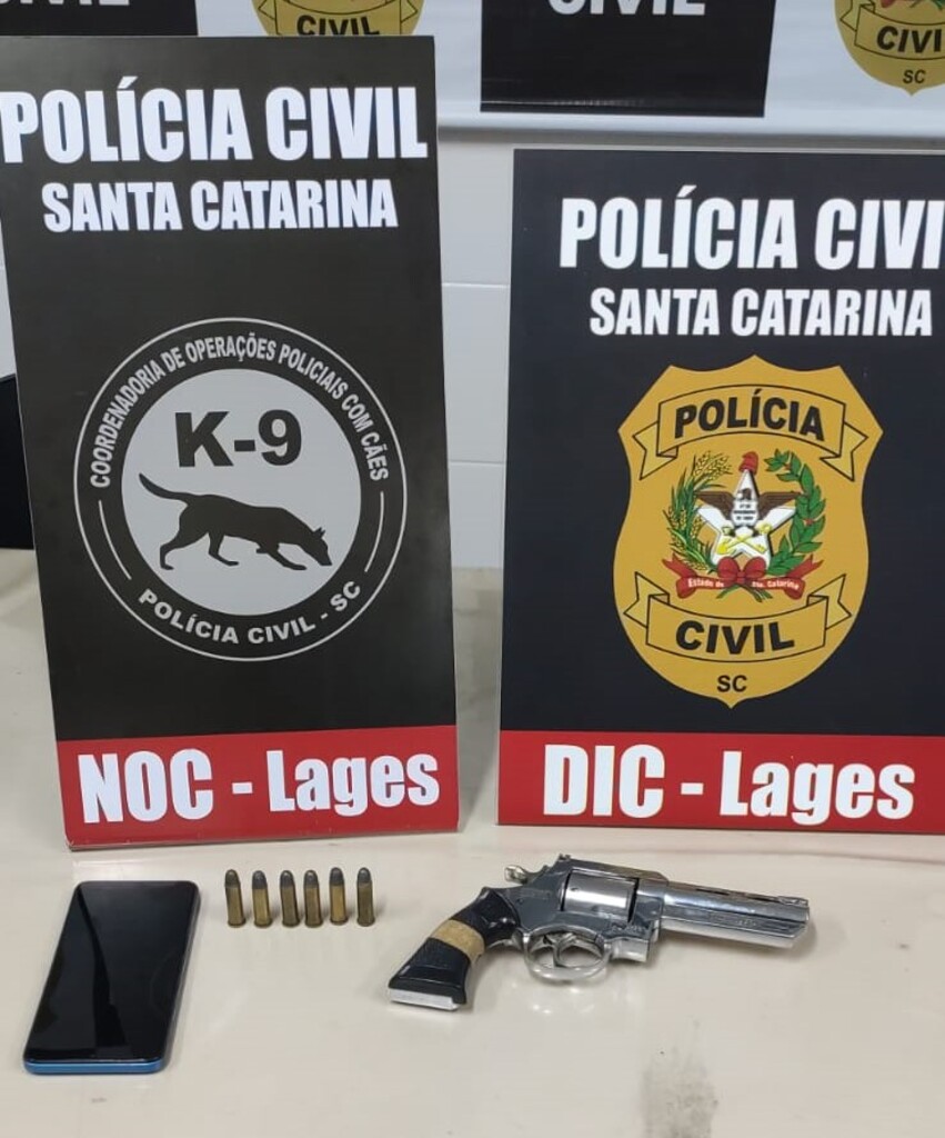 Polícia Civil apreende arma de fogo e prende suspeito por tráfico de drogas, em Lages
