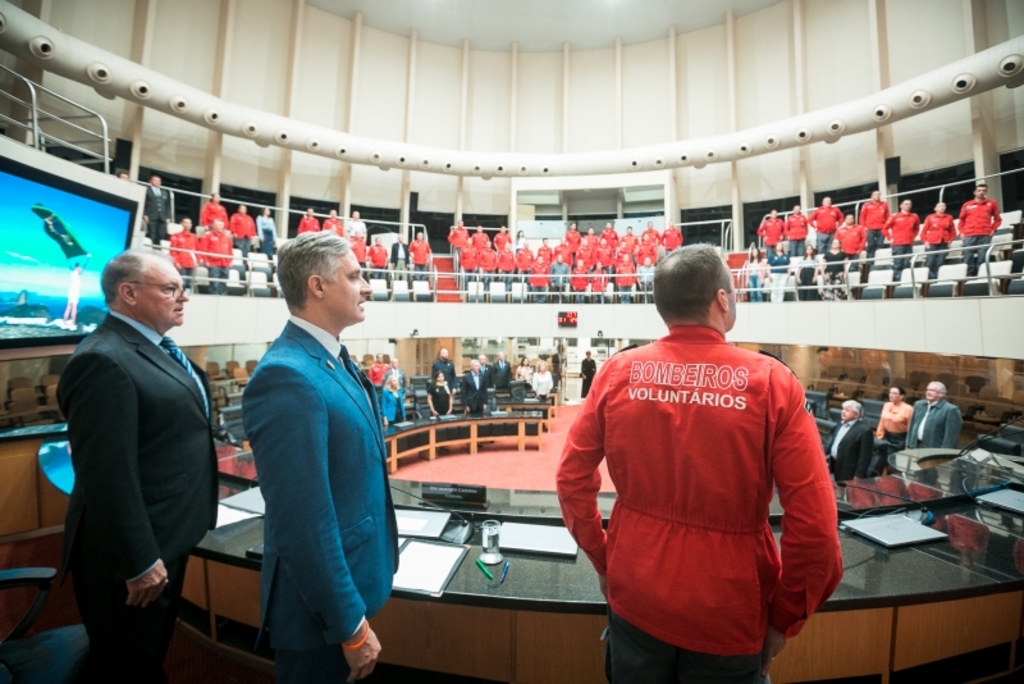 Sessão especial marca os 30 anos da Associação dos Bombeiros Voluntários