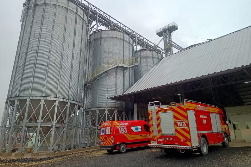 (Imagem Corpo de Bombeiros/Divulgação) - Jovens caem em silo de soja de 8 metros e morrem soterrados