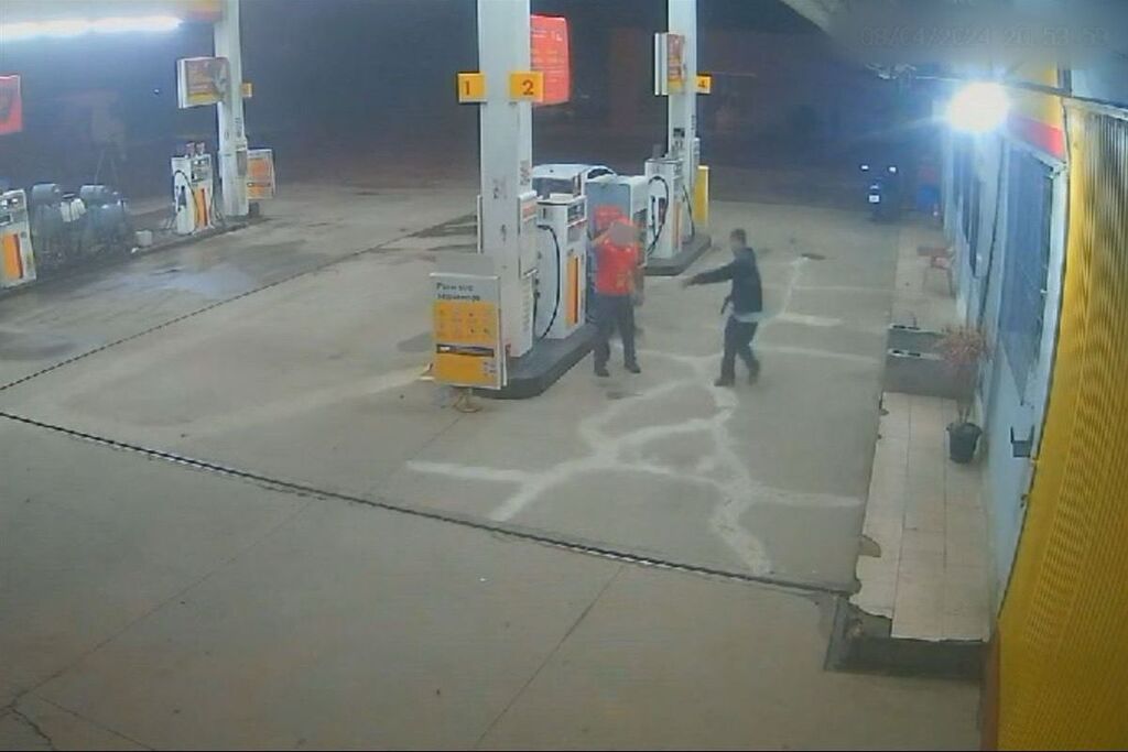título imagem VÍDEO: criminosos armados assaltam posto de combustíveis e roubam clientes em Santa Maria