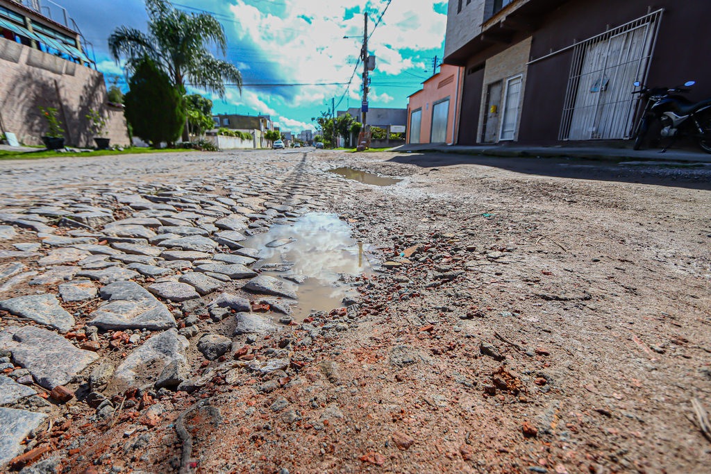 Buracos em ruas e calçadas causam transtornos em Pelotas