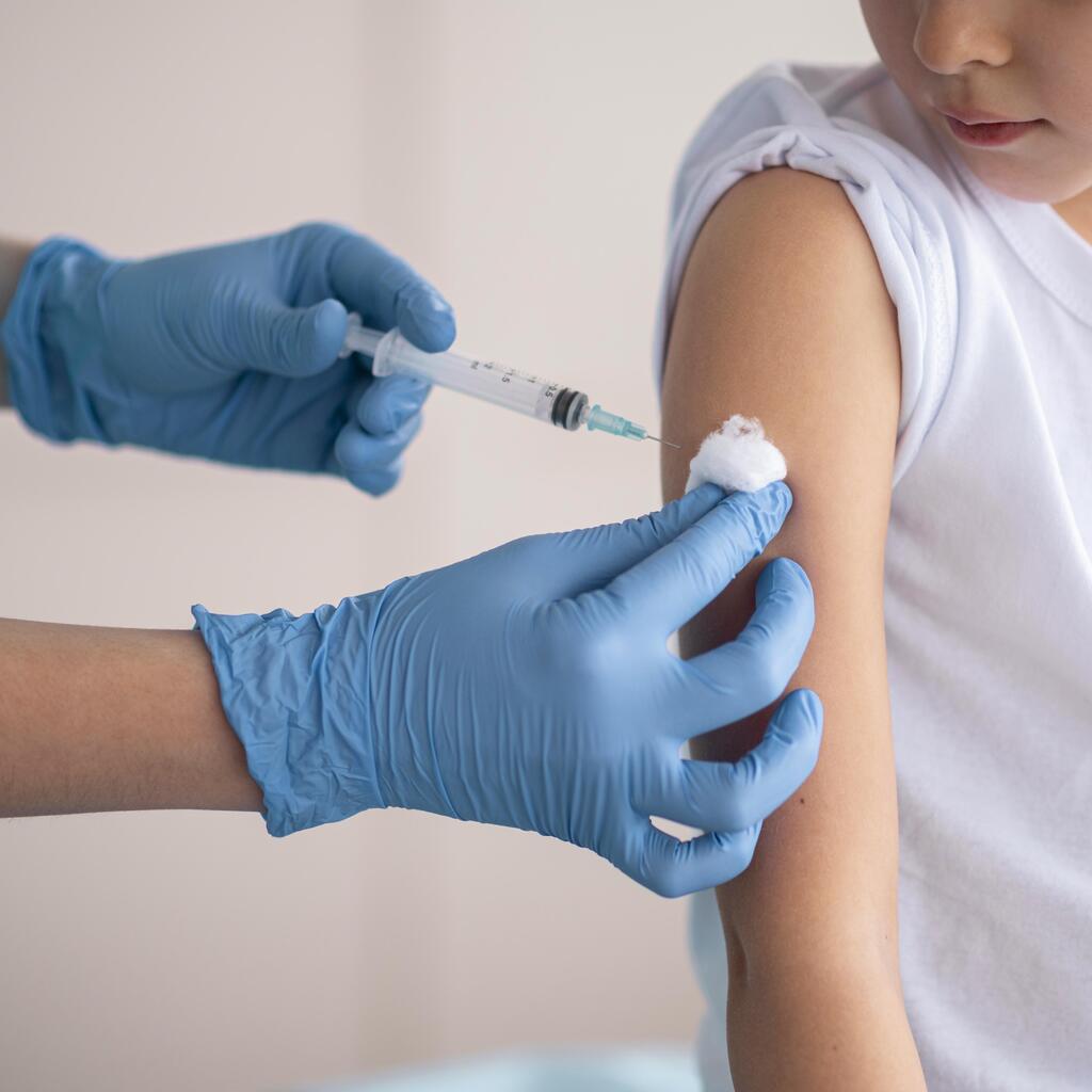 Ilustração - freepik - A vacina faz parte do calendário básico de imunização