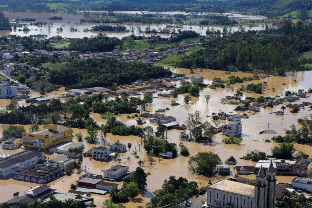 Ministério das Cidades libera 236 casas para cidades atingidas por enchentes no Alto Vale