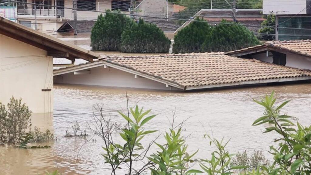 Água da enchente foi parar no segundo piso das casas (Foto: Juan Todescatt, NSC TV) - 