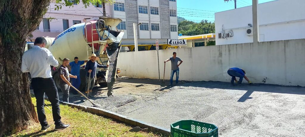 Prefeito e Secretário de Infraestrutura supervisionam o progresso de pavimentação na Rua da Praça Pedro Lélis da Rocha