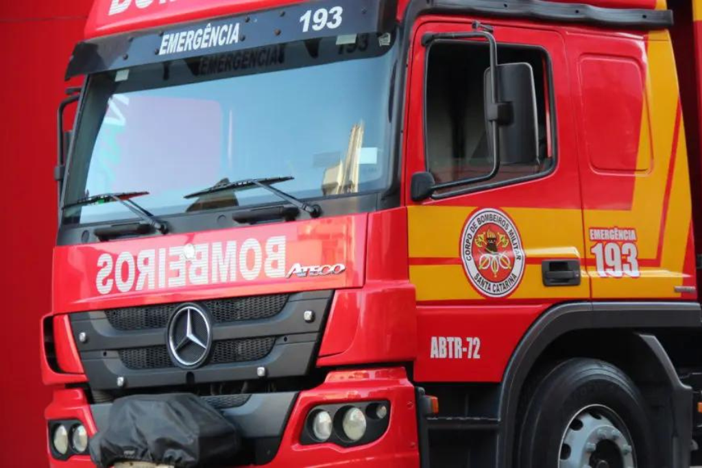 (Imagem Caroline Sartori/Portal Litoral Sul) - Bombeiros conseguem controlar incêndios em entulhos