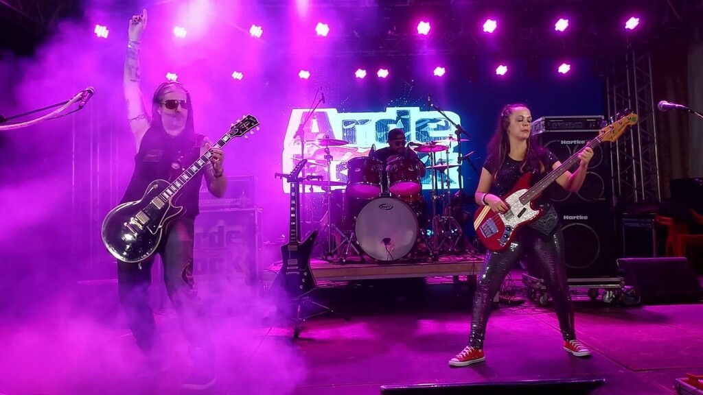 título imagem Inclusão: banda santa-mariense Arde Rock faz shows pelo Estado com intérprete de Libras