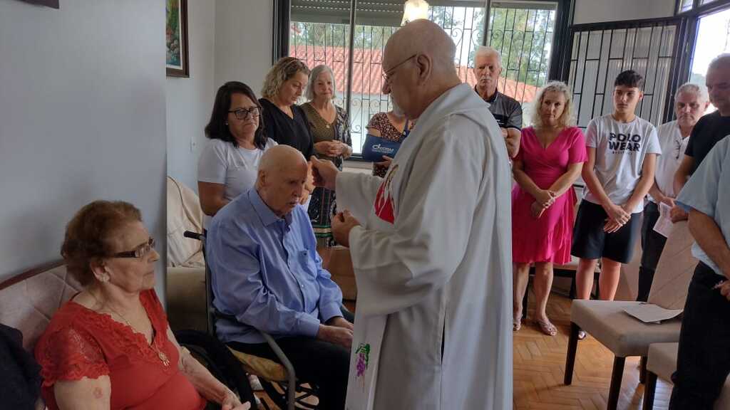 Santa-mariense completa 100 anos e recebe celebração religiosa para comemorar a data com a família