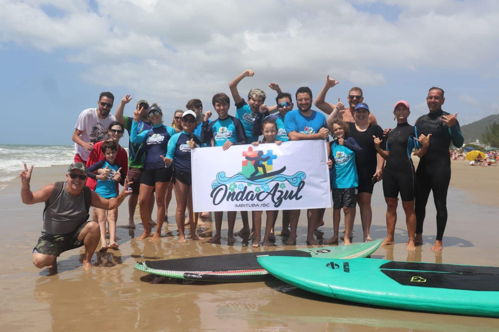 (Imagem Onda Azul - Imbituba) - Você conhece a ‘Onda Azul”? Conheça a ONG que dá aulas de surf para pessoas com TEA