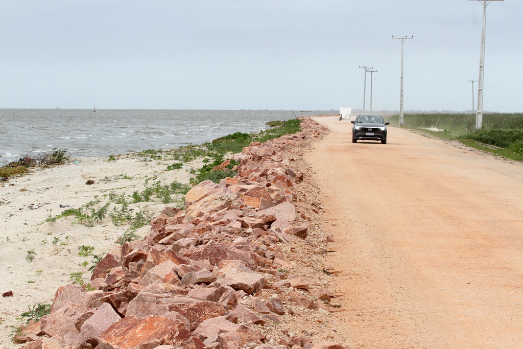 Foto: Jô Folha - DP - Pedras buscam evitar que água da Lagoa vá para a estrada e volte a atrapalhar o escoamento da produção local