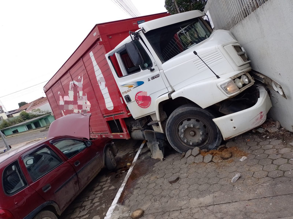 Caminhão bate em carro parado e em muro, em Itaiópolis