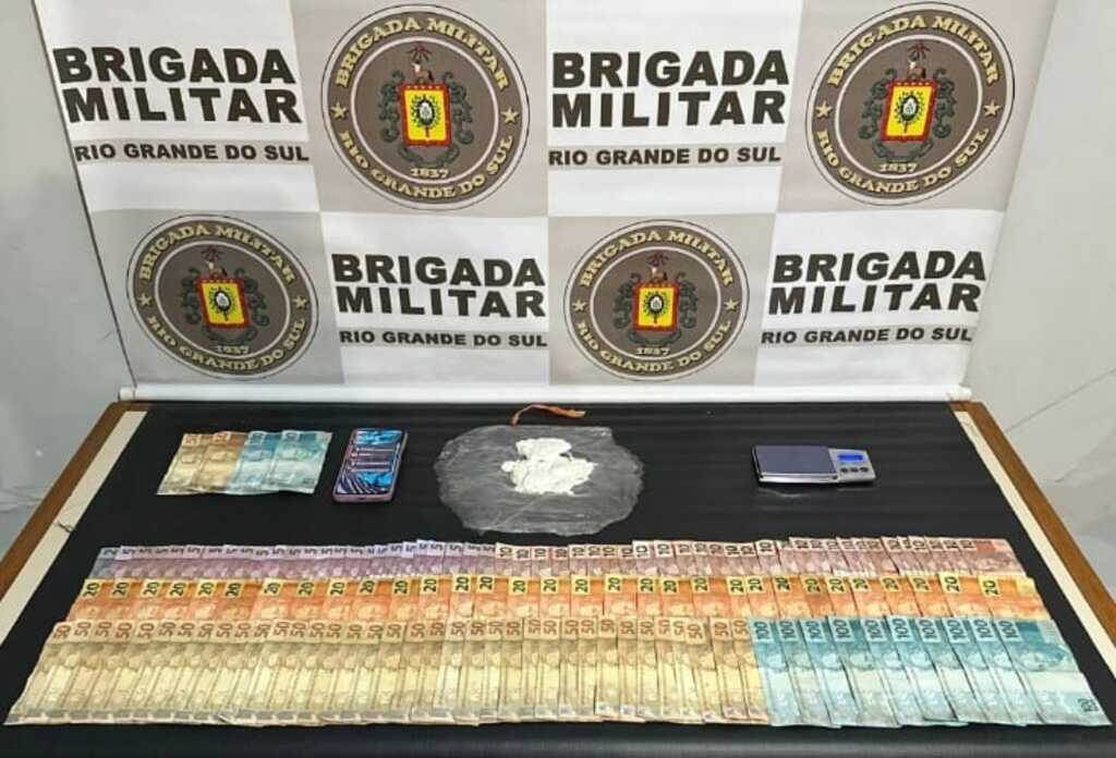 POLÍCIA PRENDE TRÊS MULHERES POR TRÁFICO DE DROGAS E APREENDE 4 MIL REAIS EM TORRES