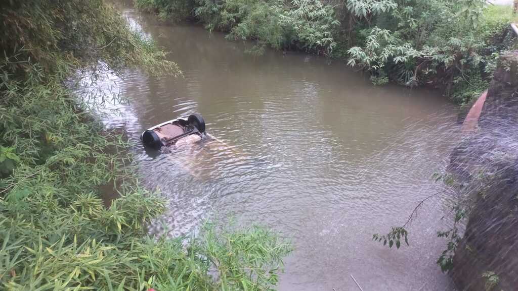 Foto: Gilberto Ferreira - Automóvel conduzido por Oberdan Nunes da Rosa, de Itaara, caiu de ponte na tarde desta sexta-feira. Ele não sofreu ferimentos