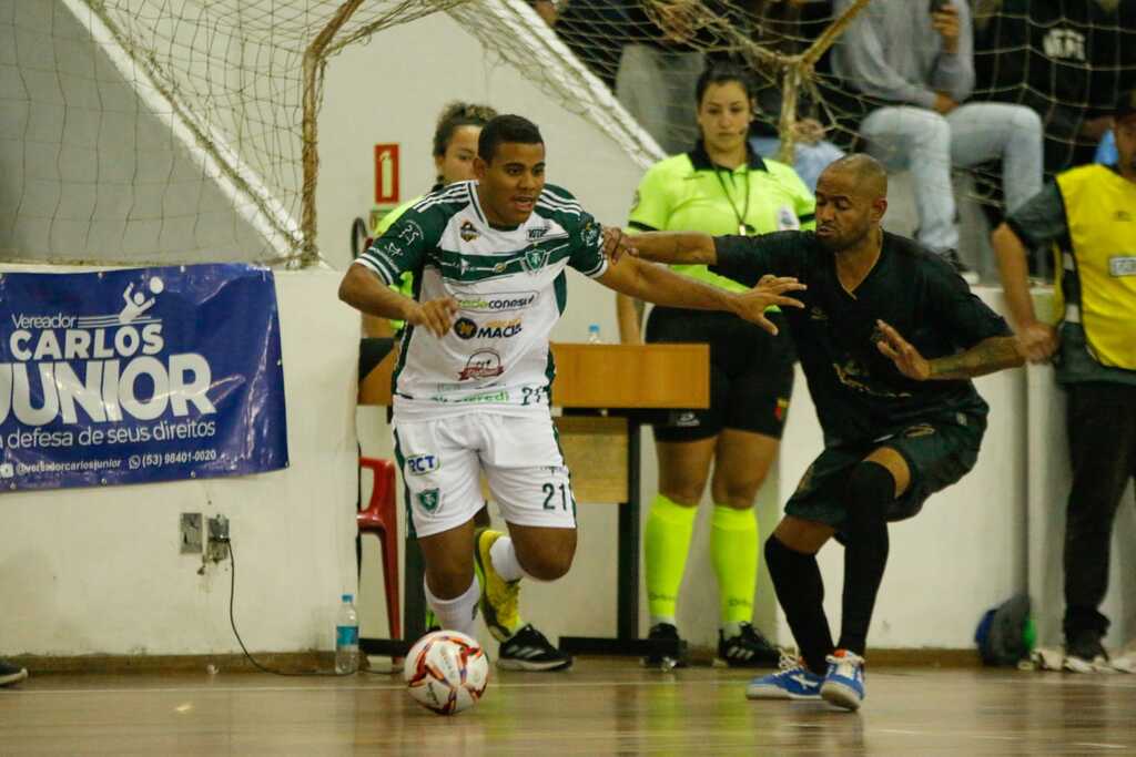 Foto: Pedro Lopes - Equilibrado, duelo foi decidido por três gols de Chiquinho para a equipe visitante