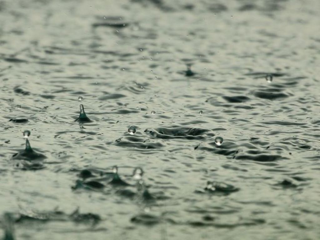 Previsão é de chuva intensa no litoral e moderado em parte da Serra