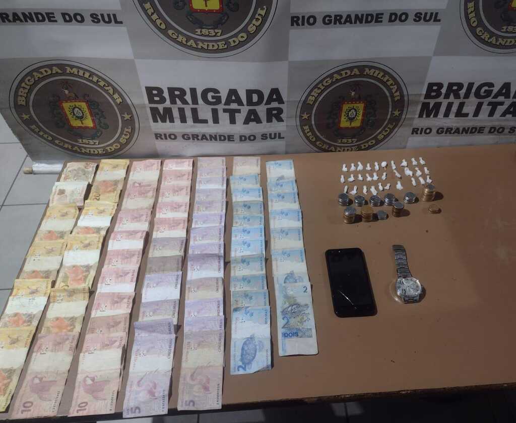 Divulgação - DP - Policiais apreenderam drogas e dinheiro com os criminosos