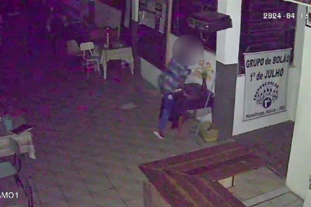 Homem sobe em telhado, arromba janela e invade clube em Restinga Sêca