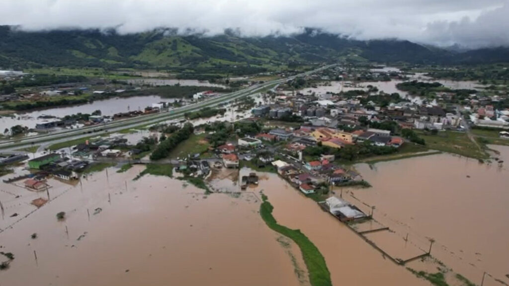 Cidades mais afetadas pela chuva em SC contabilizam estragos e desalojados