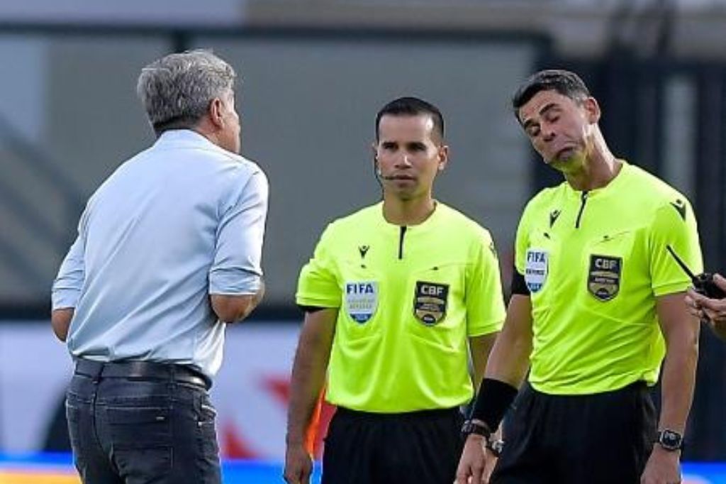  - Renato Gaúcho, técnico do Grêmio, reclama com o árbitro Flávio Rodrigues de Souza - Imagem: Thiago Ribeiro/AGIF