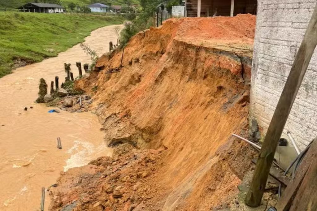  - Deslizamento em Santo Amaro da Imperatriz, na Grande Florianópolis — Foto: Defesa Civil/Divulgação