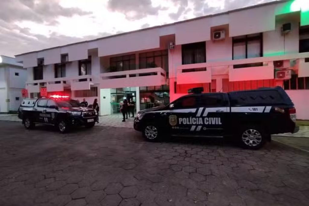  - Prefeito e dois vereadores são presos em operação contra organização criminosa em cidade de SC — Foto: Polícia Civil/Divulgação