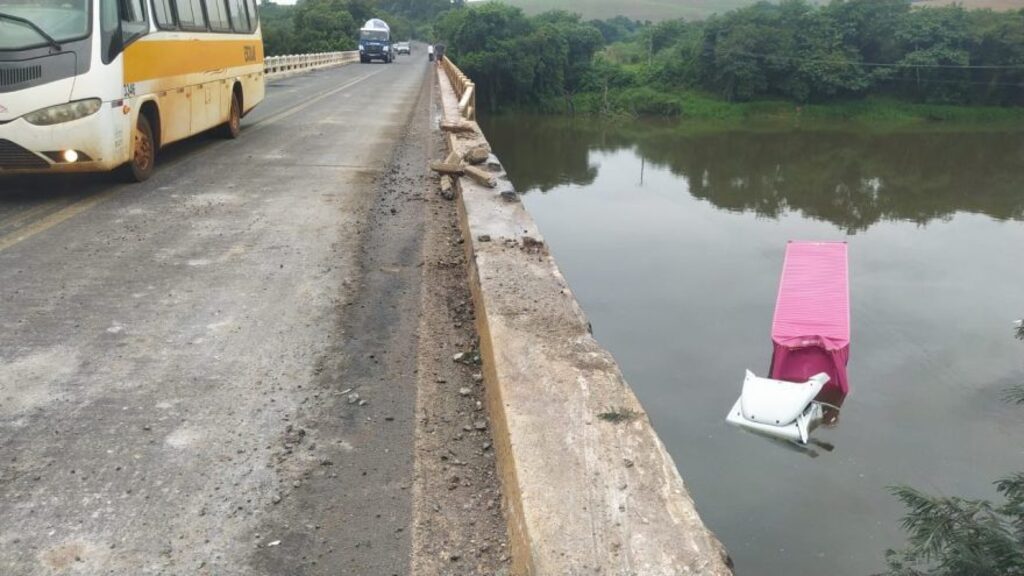Caminhão cai dentro de rio no Paraná após colidir contra defensa da ponte