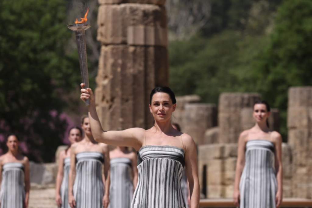  - Tocha olímpica vai percorrer primeiro a Grécia até ser entregue aos franceses no dia 26 de abril