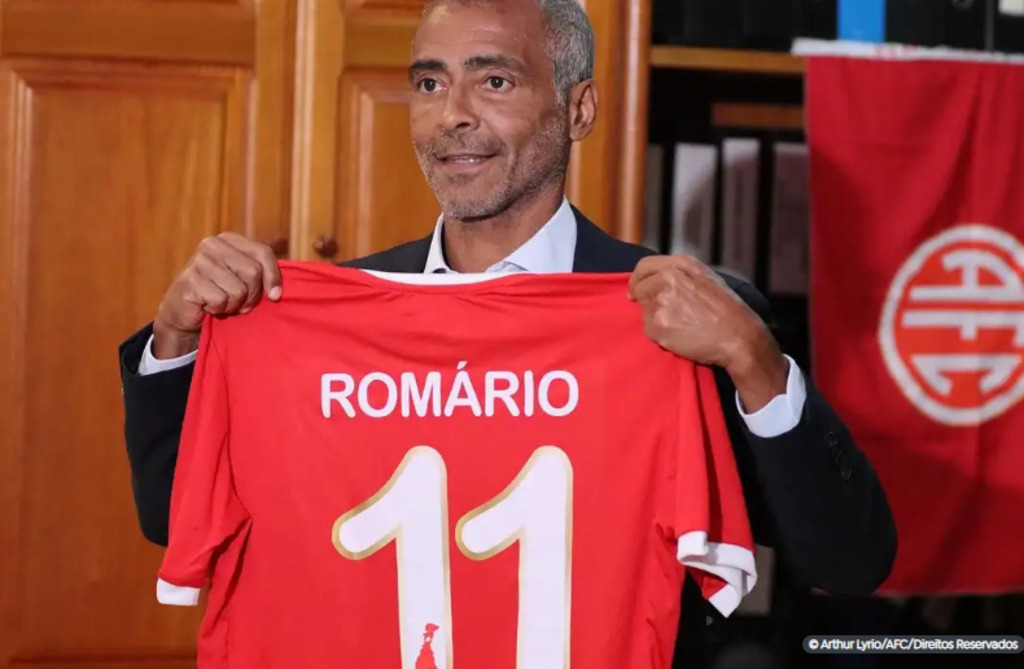Aos 58 anos, Romário retoma a carreira de jogador profissional