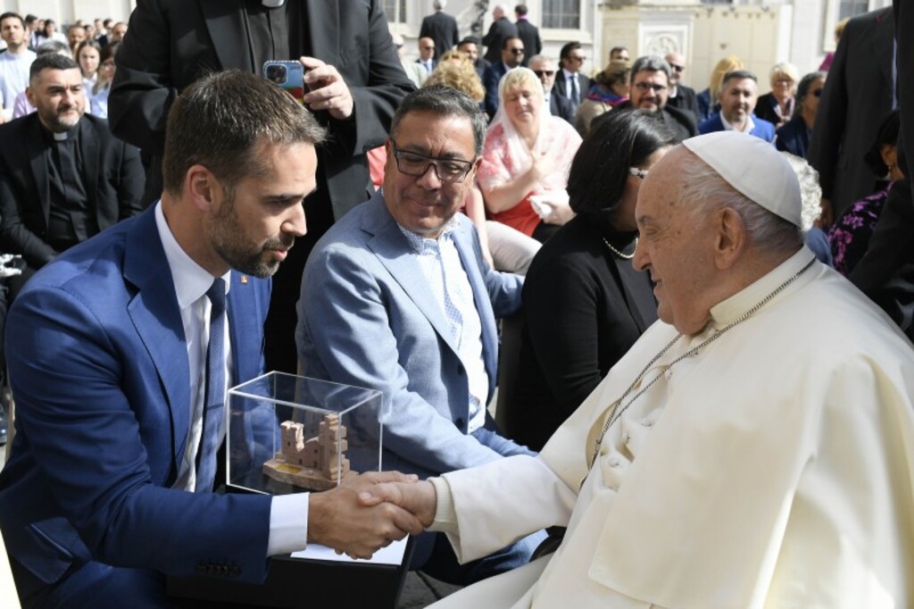 título imagem No Vaticano, governador convida Papa Francisco para vir ao Rio Grande do Sul em 2026