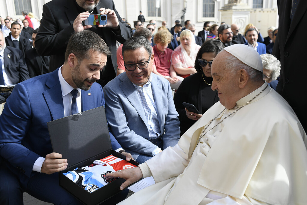 Vatican Media - Especial - DP - Camisa do Brasil foi presenteada pelo governador ao Papa