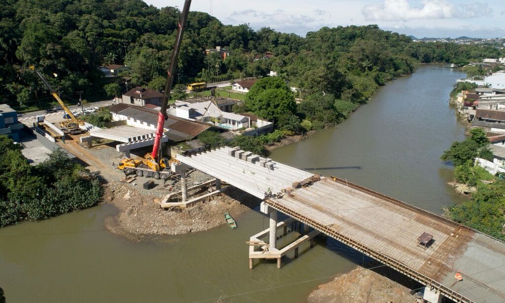 Instalação de vigas na ponte do Rio Cachoeira é concluida