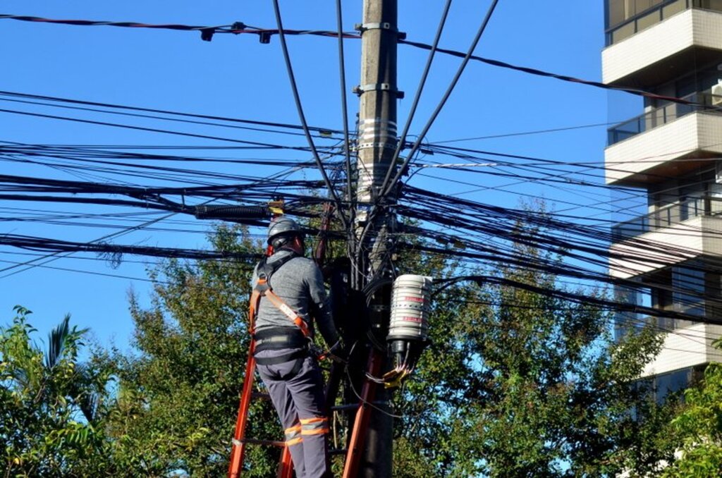 título imagem Mutirão na Dois de Novembro recolhe 100 kg de fios em desuso dos postes ao longo da avenida
