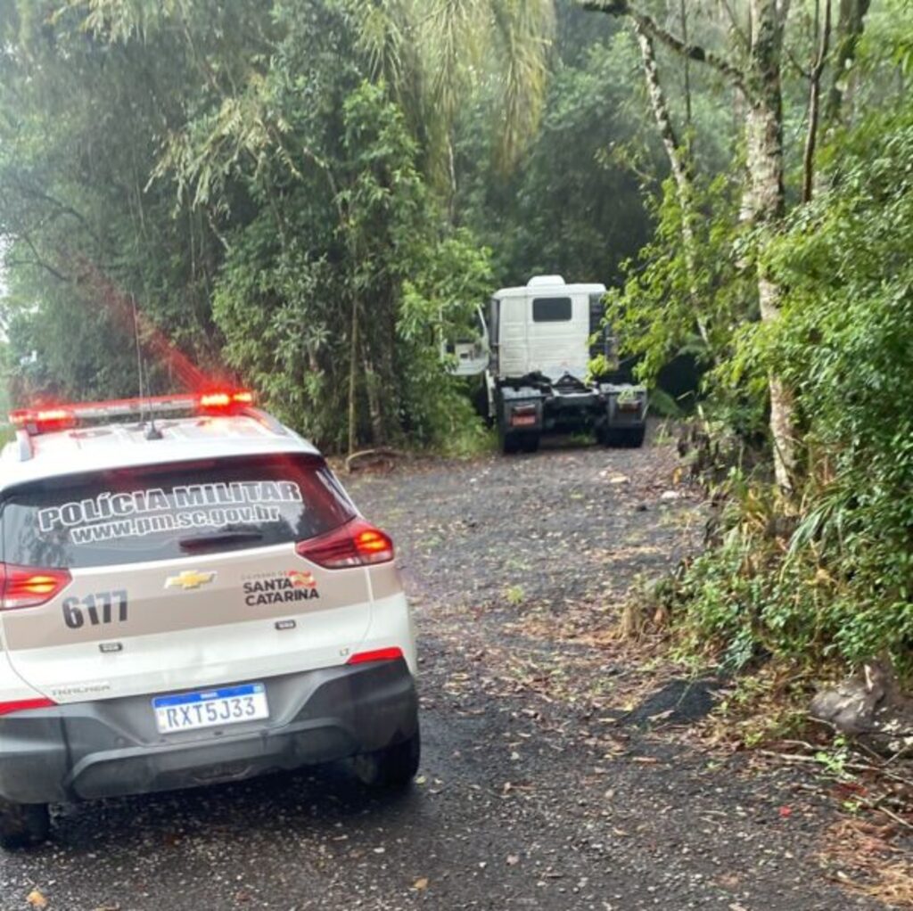 PM de Irineópolis recupera carreta roubada em Navegantes