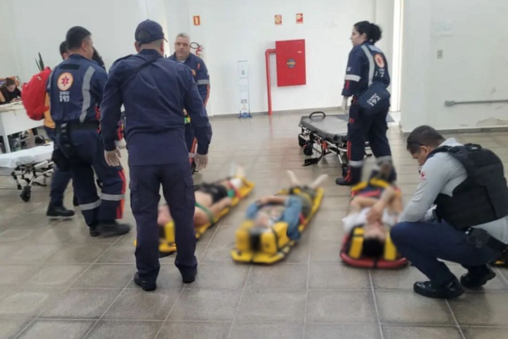 Foto: Corpo de Bombeiros (Divulgação) - O elevador estava ocupado por uma professora e quatro alunos quando ocorreu a queda.