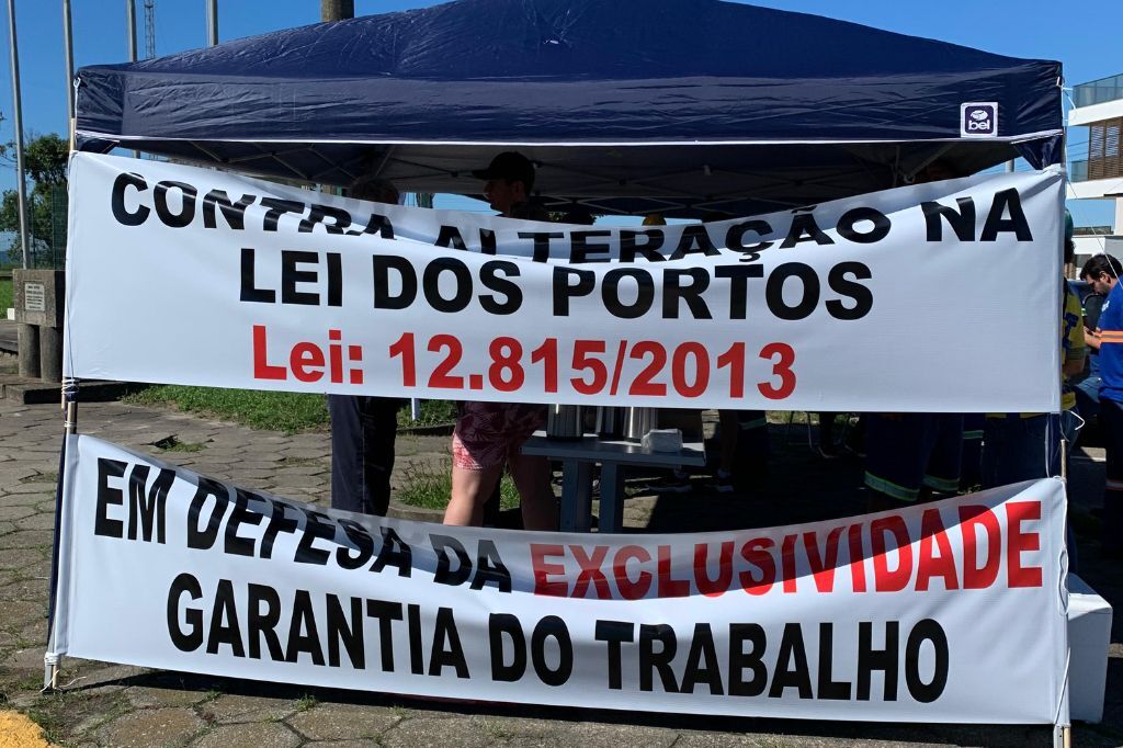 Manifestantes Portuários Avulsos, manifestam em frente ao Porto de Imbituba, contra a alteração da Lei dos Portos