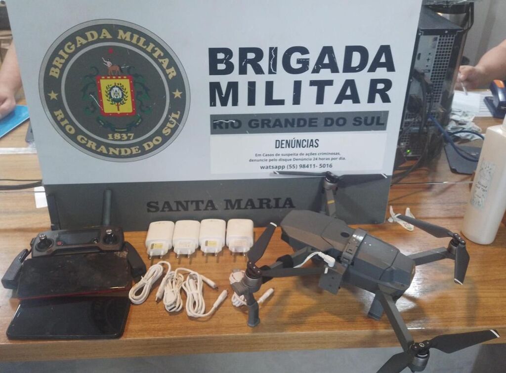 Jovem é detido com celular e carregadores que seriam arremessados por drone para dentro de penitenciária em Santa Maria