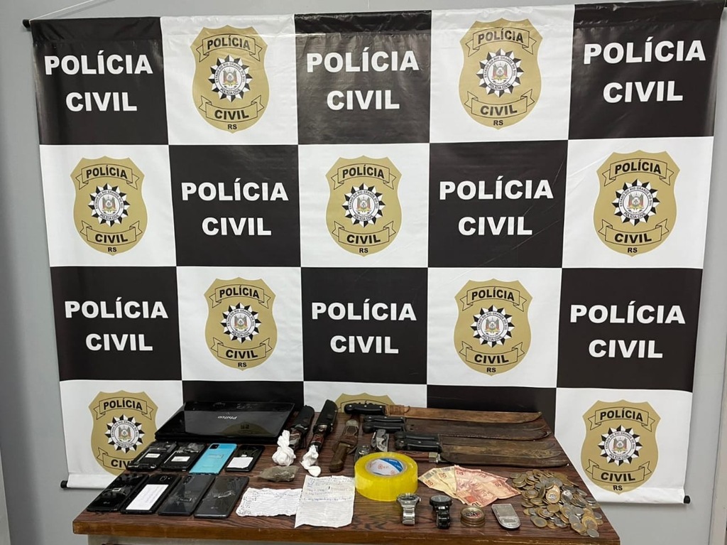 título imagem Dupla é presa com objetos que eram trocados por drogas na região