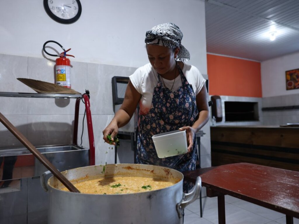 Cozinha Comunitária da Tancredo Neves dá início à destinação de refeições para a população