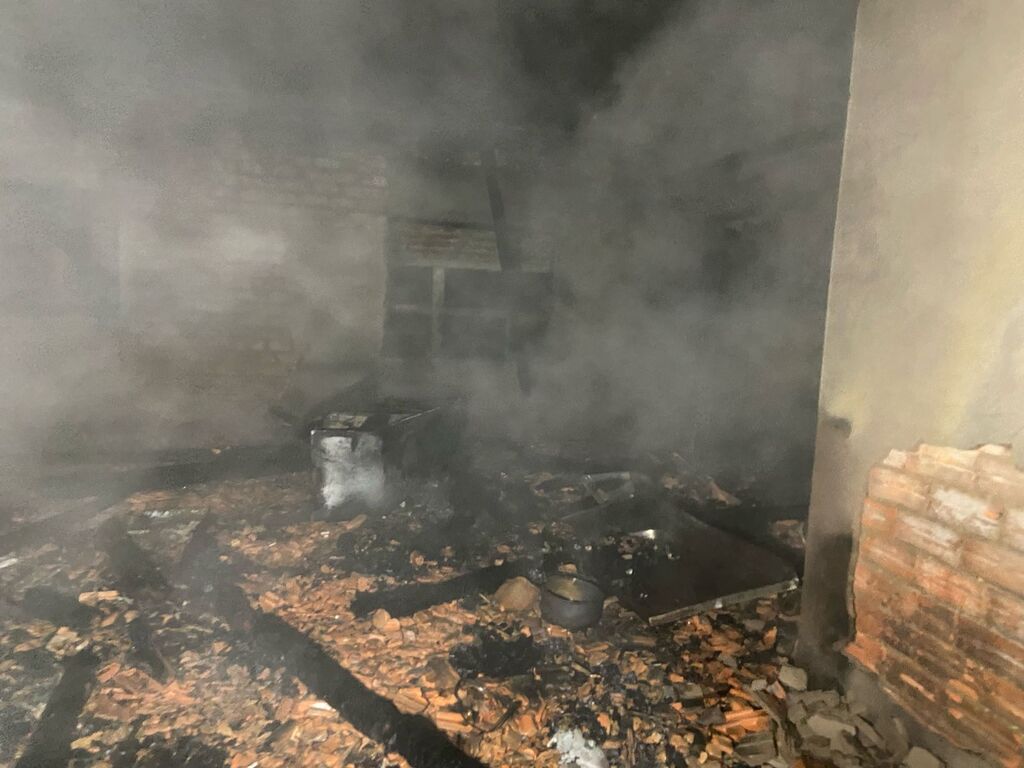 Bombeiros de Ituporanga controlam incêndio em edificação de Petrolândia